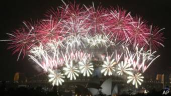 Le gouverneur de la ville, Soriba Sorel Camara, a invité les résidents de la capitale à éviter autant que possible "tout regroupement au niveau des marchés, gares routières, débarcadères, hôpitaux et à l'aéroport". Dans un communiqué, M.Camara exhorte la population à " éviter toute chose qui pourrait compromettre l'urgence sanitaire en cette période de la fièvre hémorragique à virus Ebola". La Sierra Leone, un pays également touché par Ebola, a interdit les festivités publiques de fin d'année. L'épidémie s'est déclarée dans le sud de la Guinée en décembre 2013 et elle a déjà fait près de 6.900 morts dans trois pays de la région: la Sierra Leone, la Guinée et le Liberia.