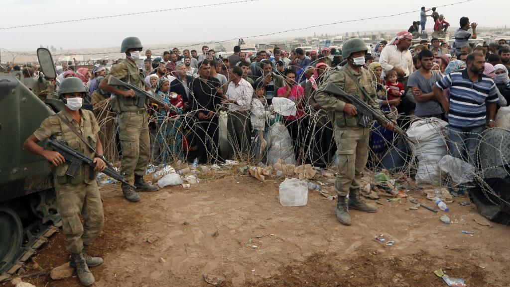 Afflux de réfugiés syriens kurdes à la frontière avec la Turquie. Ils fuient Kobane. Le 27/09/14. REUTERS/Murad Sezer