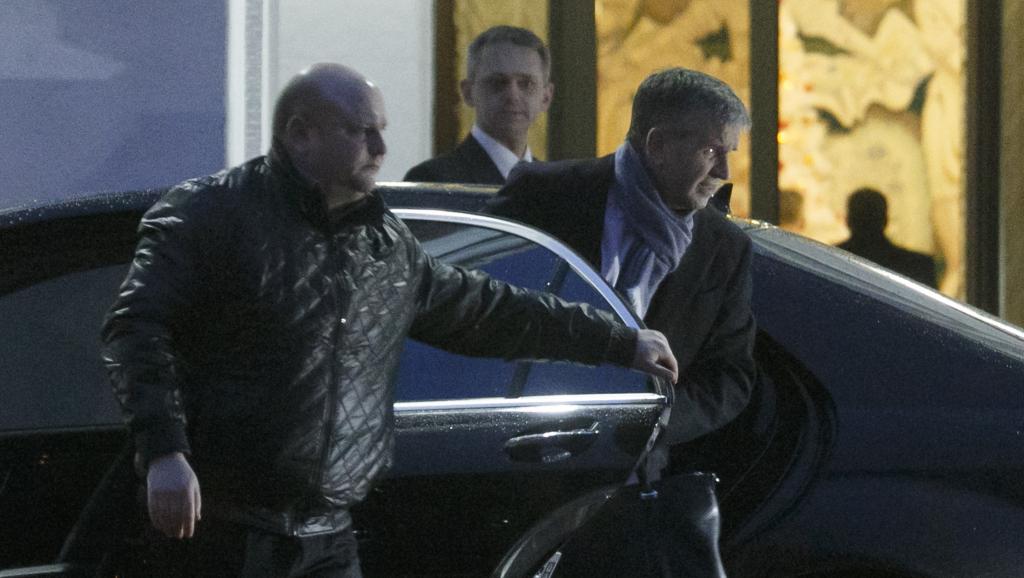 L'ambassadeur russe en Ukraine Mikhaïl Zurabov sortant de la voiture pour reprendre les négociations, à Minsk, le 24 décembre 2014. REUTERS/Stringer