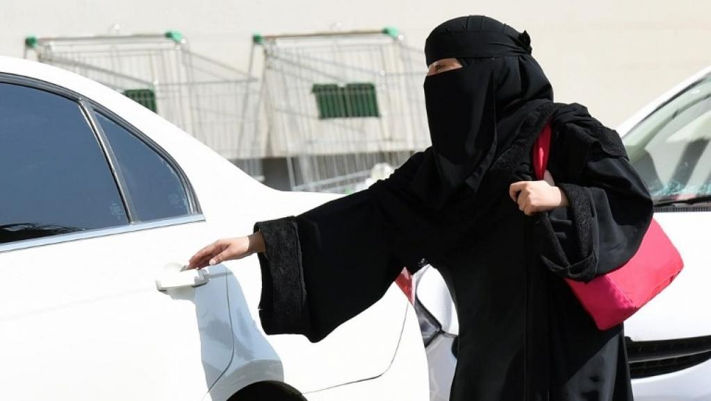 Une femme monte dans un taxi à Riyadh. L'Arabie saoudite est le dernier pays à interdire aux femmes de conduire.