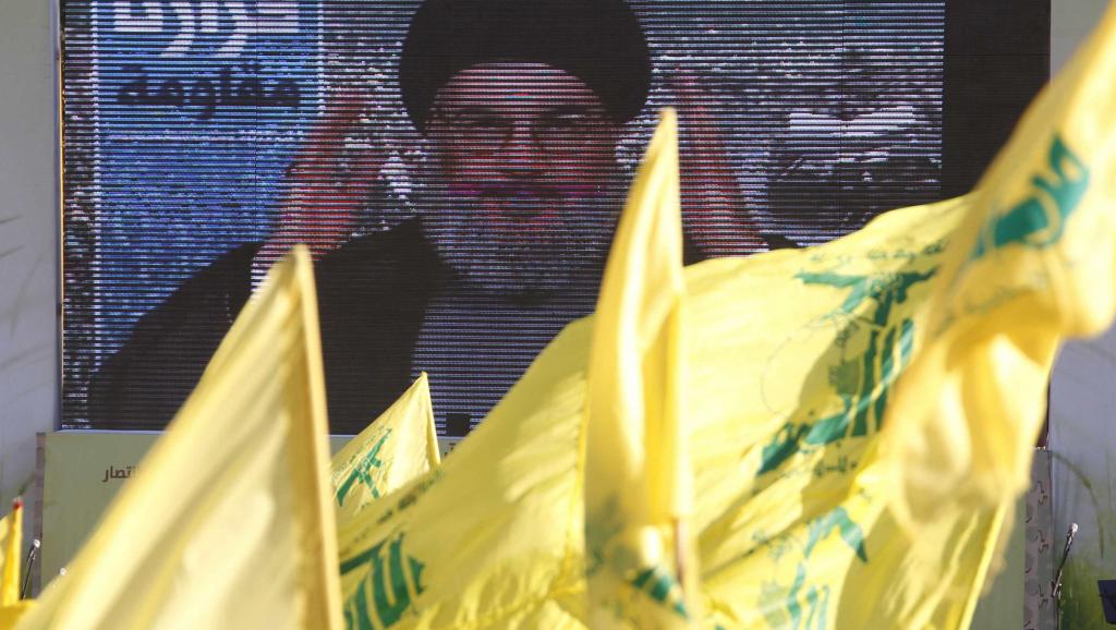 Hassan Nasrallah, le chef du Hezbollah libanais, s’adressant à ses partisans via un écran géant lors d’un rassemblement à Aita el-Chaab le 16 août 2013. REUTERS/Ali Hashisho