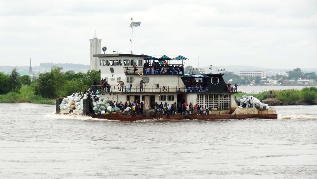 La Croix-Rouge et la société civile d'Isangi pointent un chargement excessif de l'embarcation qui a fait naufrage dans la nuit du 22 au 23 décembre 2014. Ici, un bateau sur le fleuve Congo entre Kinshasa et Brazzaville, le 16 février 2013.