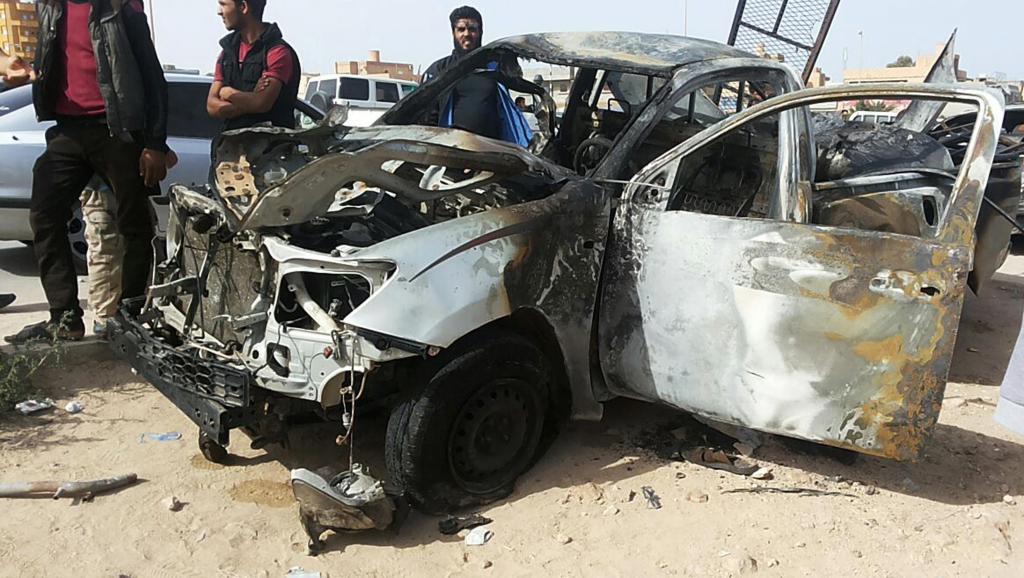 Les restes d'une voiture piégée à Tobrouk en Libye, le 13 novembre 2014. REUTERS/Stringer