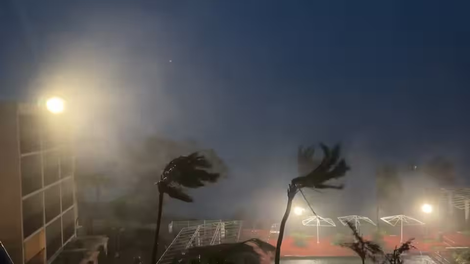 Le typhon Mawar passe près des côtes de Guam et se dirige vers les Philippines