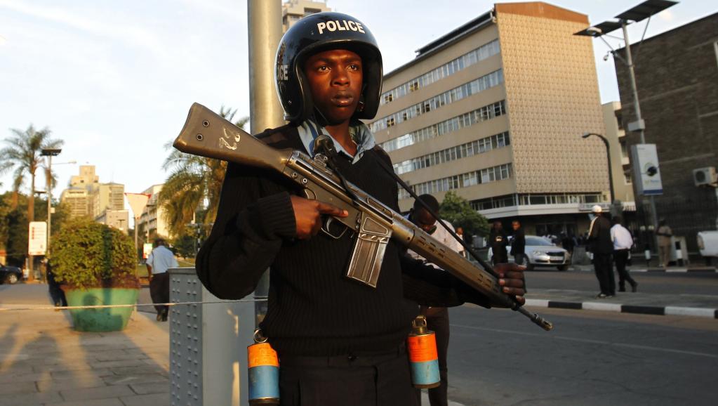 A Nairobi, les patrouilles de police ont été renforcées dans les églises, les mosquées ainsi que certains lieux considérés comme vulnérables. REUTERS/Thomas Mukoya