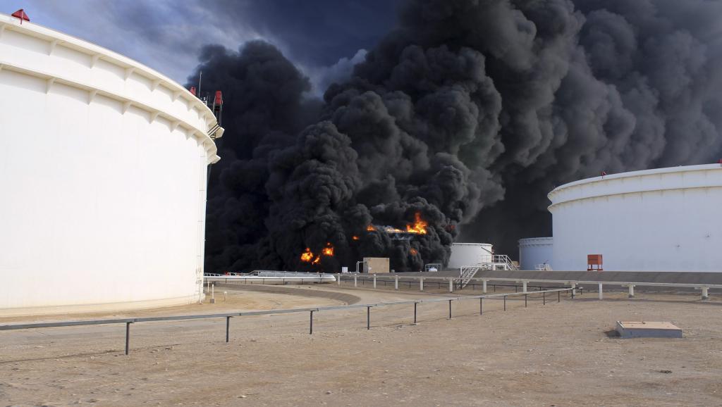 L'incendie du terminal d'al-Sedra le 26 décembre. Désormais ce sont 5 terminaux qui sont en feu. REUTERS/Stringer