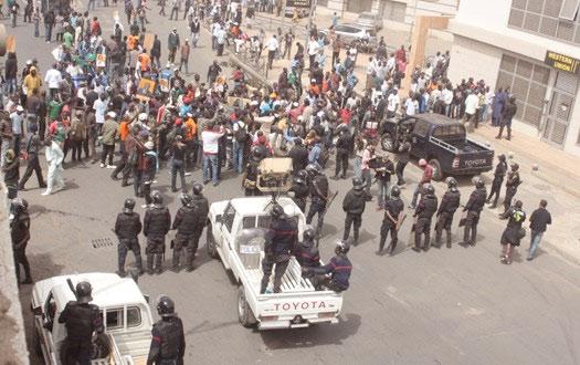 Après la grève de faim, les sortants de la FASTEF investissent la rue