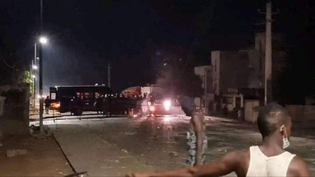 La caravane de Sonko bloquée à Kolda par des tirs de grenades lacrymogènes, son chef de protocole arrêté 