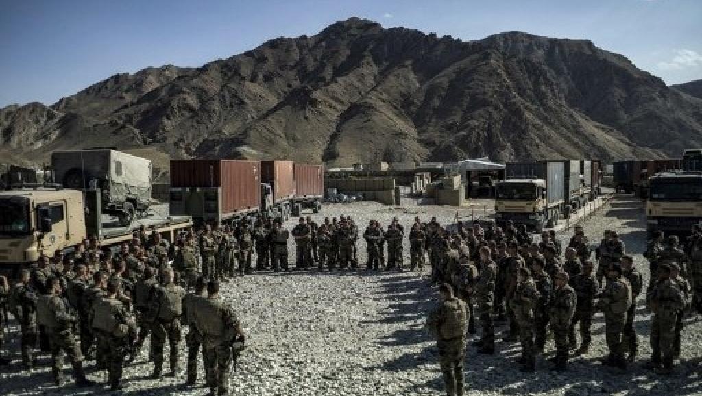 Un groupe de militaires français à la base de Nejrab, le 21 septembre 2012, avant le début du retrait des troupes françaises en Afghanistan.
