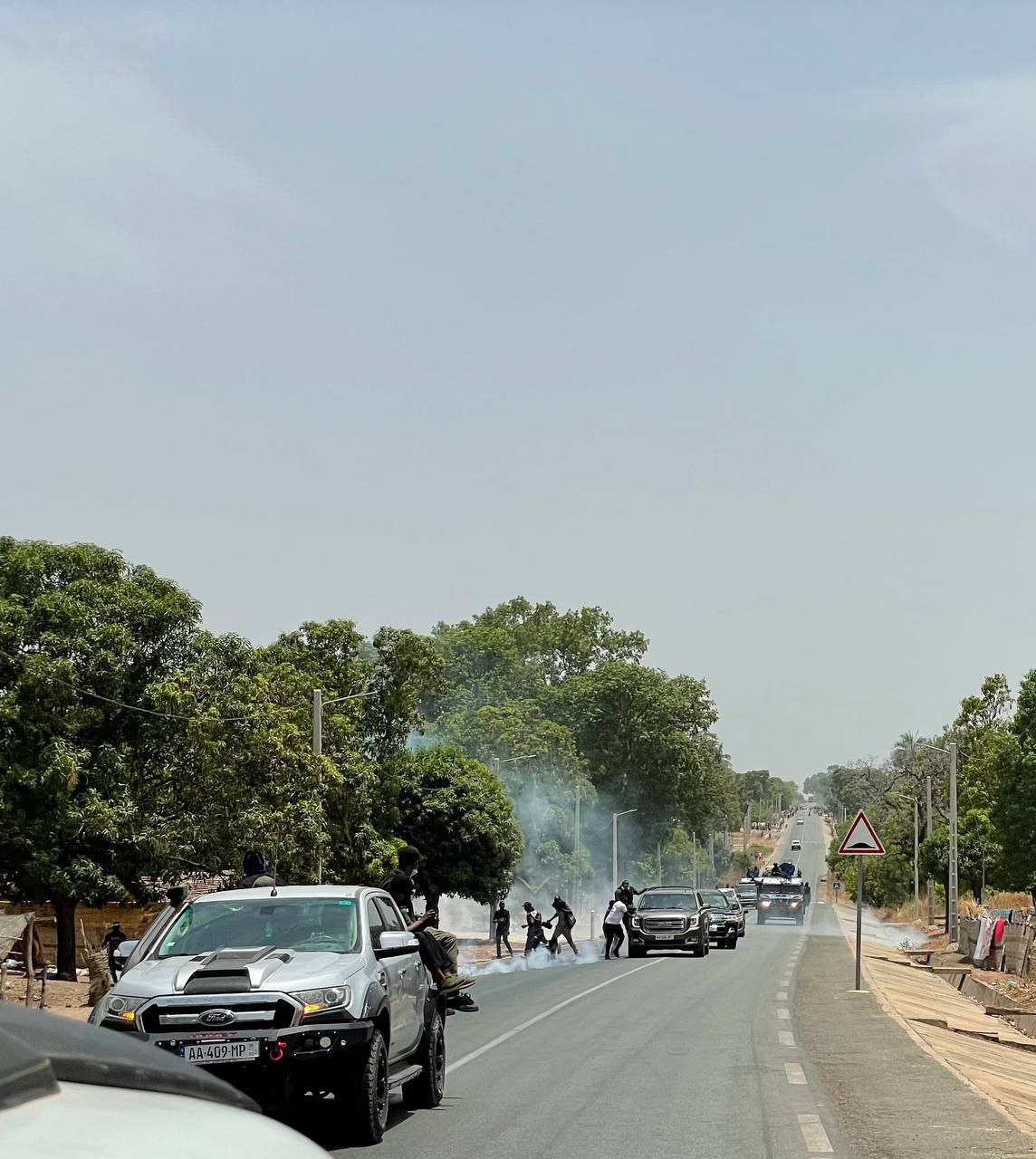 En route pour Diaobé, la « Caravane de la liberté » de Sonko suivie par des blindés des FDS et gazée