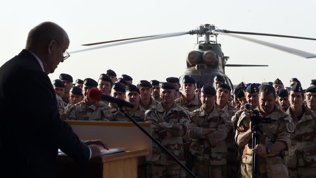 Jean-Yves Le Drian s'adresse aux soldats français de l'opération Barkhane, le 2 janvier, au camp militaire basé au nord de la ville malienne de Gao. AFP PHOTO / DOMINIQUE FAGET