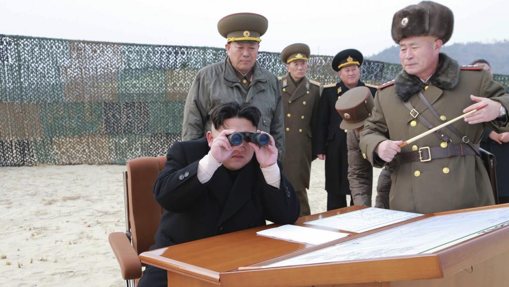 Le leader nord-coréen Kim Jong-un lors d'une présentation de nouveaux matériels de guerre (photo agence officielle nord-coréenne communiquée le 30 novembre 2014). REUTERS/KCNA