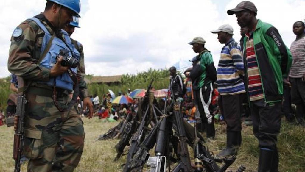 Reddition de combattants du FDLR, à Kateku, dans l'est de la RDC, le 30 mai 2014, sous la supervision des casques bleus. REUTERS/Kenny Katombe