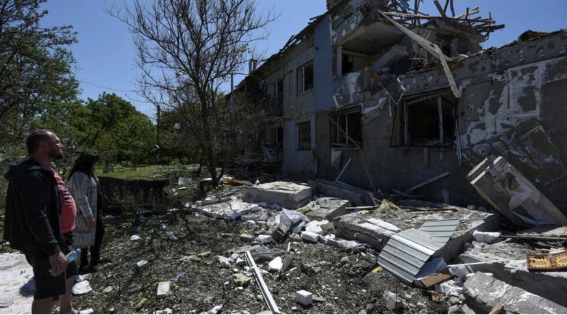 Une enfant tuée et plusieurs blessés après une attaque aérienne à Dnipro en Ukraine