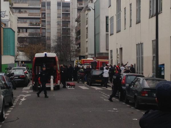 En direct Paris: Attaque du siège de "Charlie Hebdo", 11 morts dont 2 policiers (Photos)