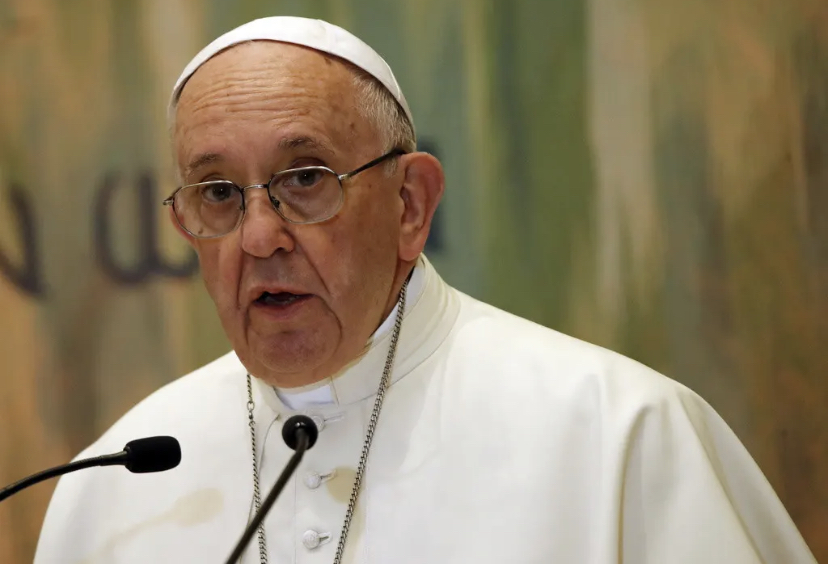 Le pape va être opéré pour un risque d'occlusion intestinale, annonce le Vatican