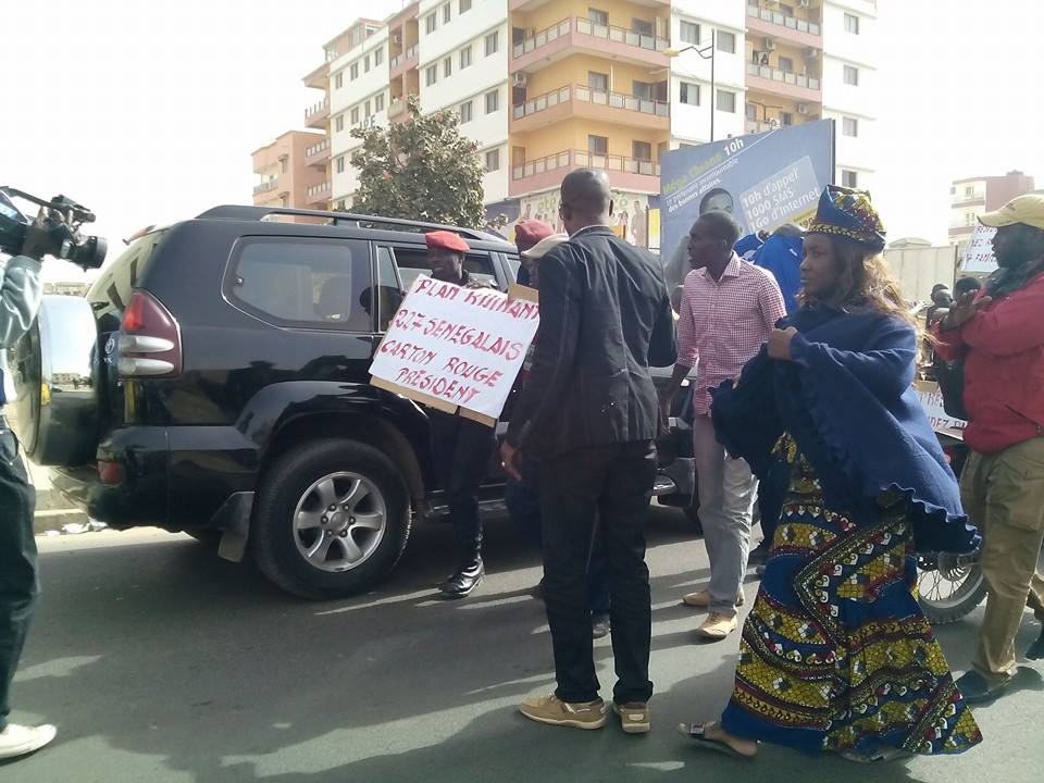 Images-​Manifestation devant le ministère de la jeunesse : dos-au-mur, Mame Mbaye Niang rencontre les ex-travailleurs des agences dissoutes !