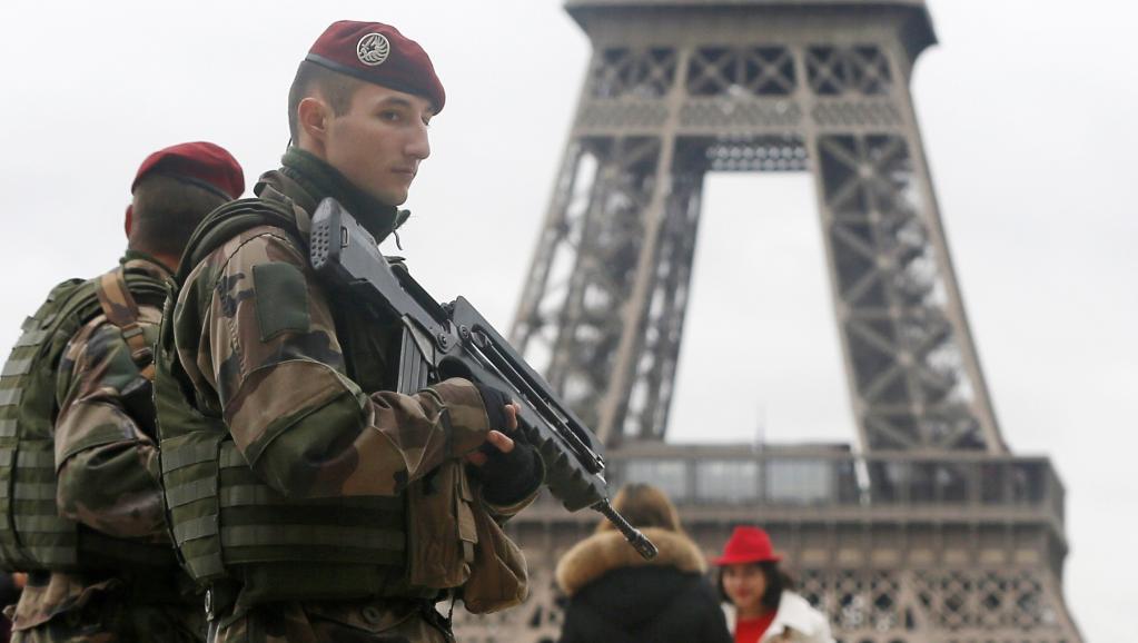 Patrouille militaire devant la tour Eiffel à Paris le 10 janvier 2015. REUTERS/Gonzalo Fuentes