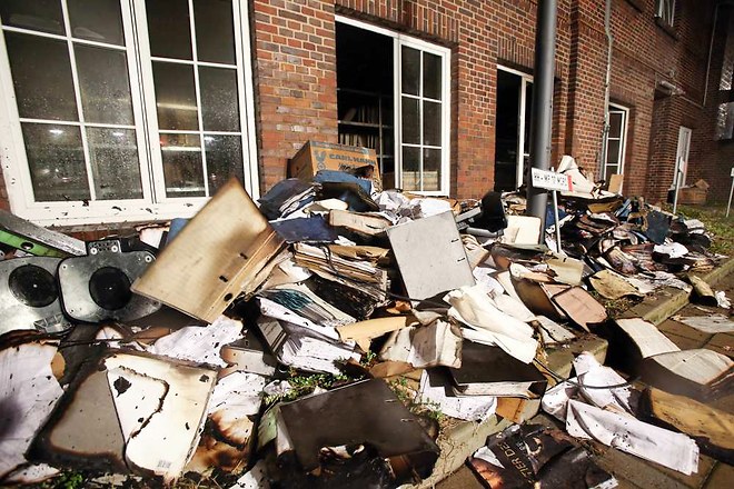 Allemagne : incendie dans un journal ayant publié des caricatures de Mahomet En savoir plus sur http://www.lesechos.fr/tech-medias/medias/0204071385365-allemagne-incendie-dans-un-journal-ayant-publie-des-caricatures-de-mahomet-1082014.php?8I0ApG5osDp