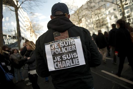 Hommage inédit aux forces de l'ordre pendant les manifestations contre le terrorisme En savoir plus sur http://www.lemonde.fr/societe/article/2015/01/11/hommage-inedit-aux-forces-de-l-ordre-pendant-les-manifestations-contre-le-terrorisme_4553879_3224