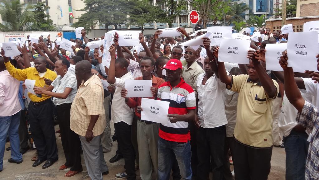 Rassemblement à Bujumbura en faveur de la liberté de la presse, et en soutien aux victimes du terrorisme en France, le 11 janvier 2015 Esdras Ndikumana / RFI