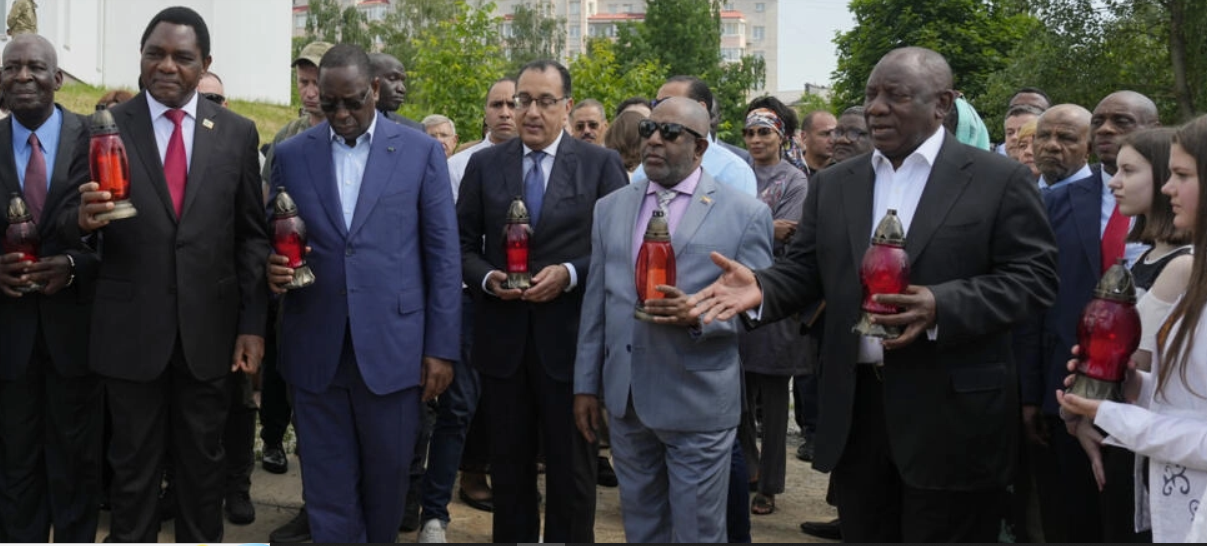 Ukraine: la médiation africaine visite Boutcha et Kiev malgré une «pluie» de missiles russes