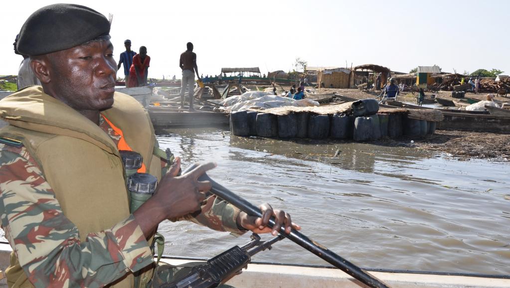 Un soldat camerounais arrive à Darak, sur le Lac Tchad, le 1er mars 2013, une région où Boko Haram opère. AFP PHOTO / PATRICK FORT