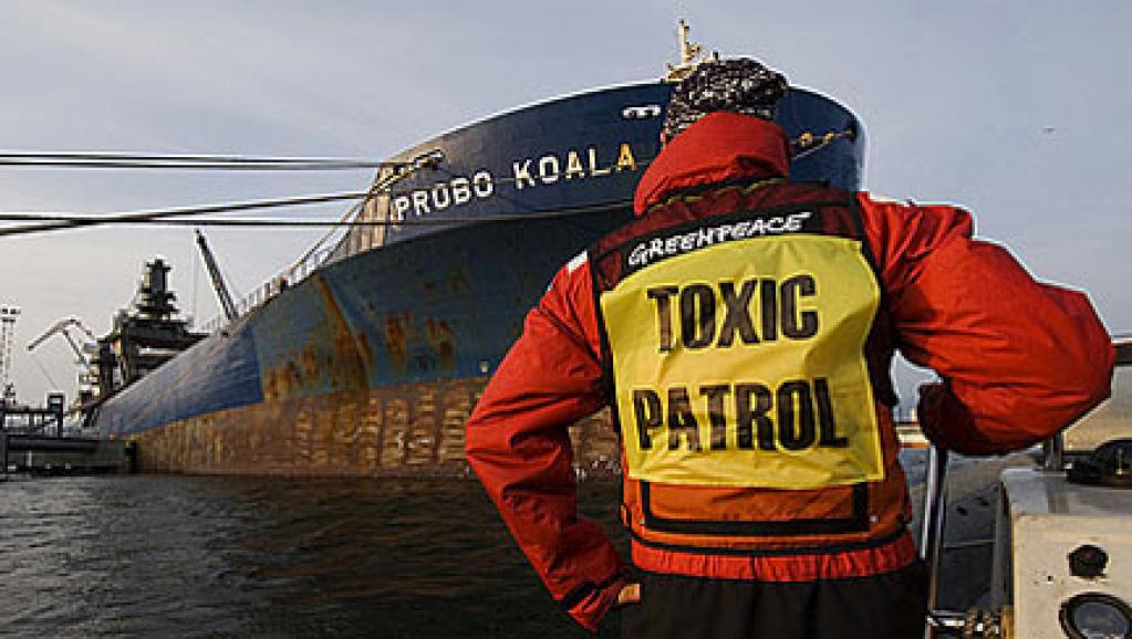 Un activiste de la "brigade toxique" de Greenpeace face au Probo Koala, ici en Estonie en 2006, quelques jours après le déchargement des déchets toxiques à Abidjan.