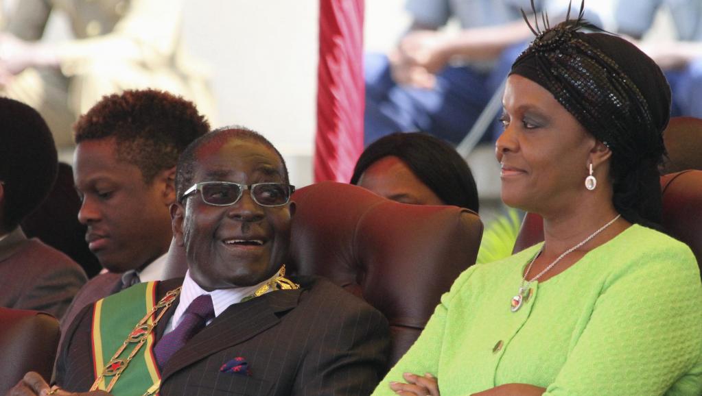 Le président du Zimbabwe Robert Mugabe et son épouse Grace assistent à Harare, le 12 août 2014, à un rassemblement à l'occasion de la journée dédiée aux forces armées. Reuters/Philimon Bulawayo