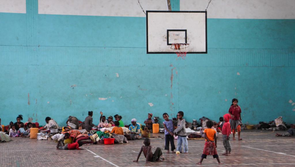 Dans ce gymnase d'un quartier pauvre de la capitale, 270 familles sinistrées sont hébergées pour dix jours. RFI/Jeanne Richard