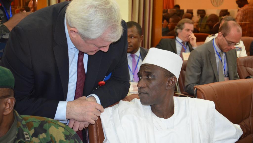 L'ambassadeur du Nigeria au Niger, Aliou Issa Sokoto (d), lors du sommet régional, à Niamey, consacré à la lutte contre Boko Haram, ce mardi 20 janvier 2015.