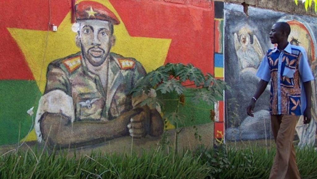 Un burkinabè passe devant une peinture murale représentant Thomas Sankara, à Ouagadoudou, le 18 novembre 2010.