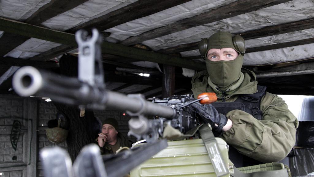 Rebelle séparatiste ukrainien gardant un check-point à l'entrée de Donetsk, le 23 janvier 2015. REUTERS/Alexander Ermochenko (UKRAINE - Tags: CIVIL UNREST CONFL