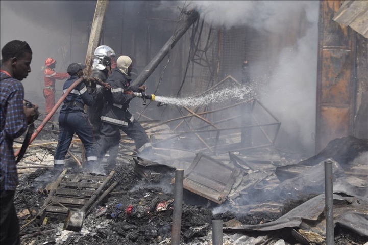 Incendie au marché Zing de Pikine : des centaines de magasins partis en fumée, les dégâts estimés à plusieurs millions