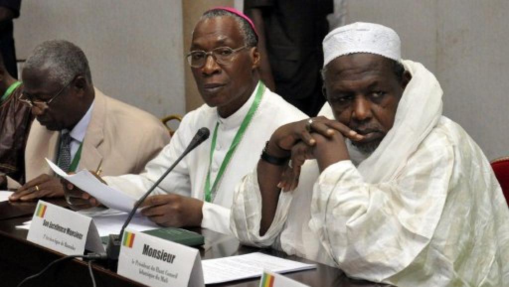 L'archevêque de Bamako Jean Zerbo (c.), ici en avril 2012 à Ouagadougou, fait partie de la délégation civile.