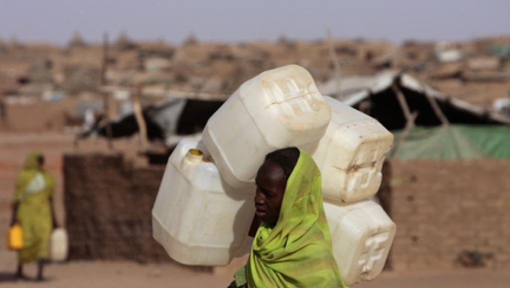Une femme soudanaise déplacée dans le camp d'el-Facher au nord du Darfour. De décembre 2013 à avril 2014, 3324 villages ont été détruits, selon le rapport. REUTERS/Zohra Bensemra