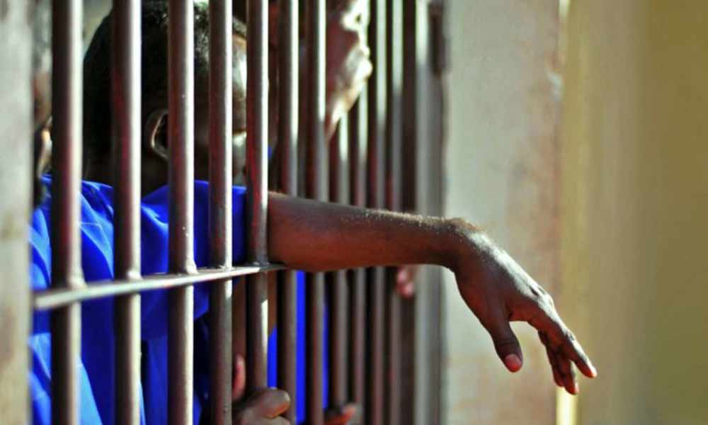 Prison de Mbour : une violente bagarre éclate entre des gardes de Sonko et un gang de détenus