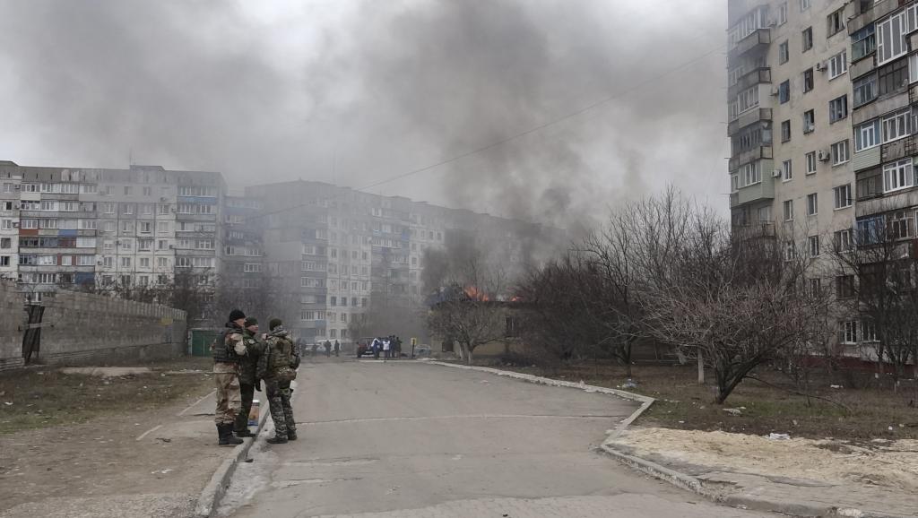 Des militaires ukrainiens dans les rue de Marioupol après des bombardements, le 24 janvier 2015, dans l'est de l'Ukraine.
