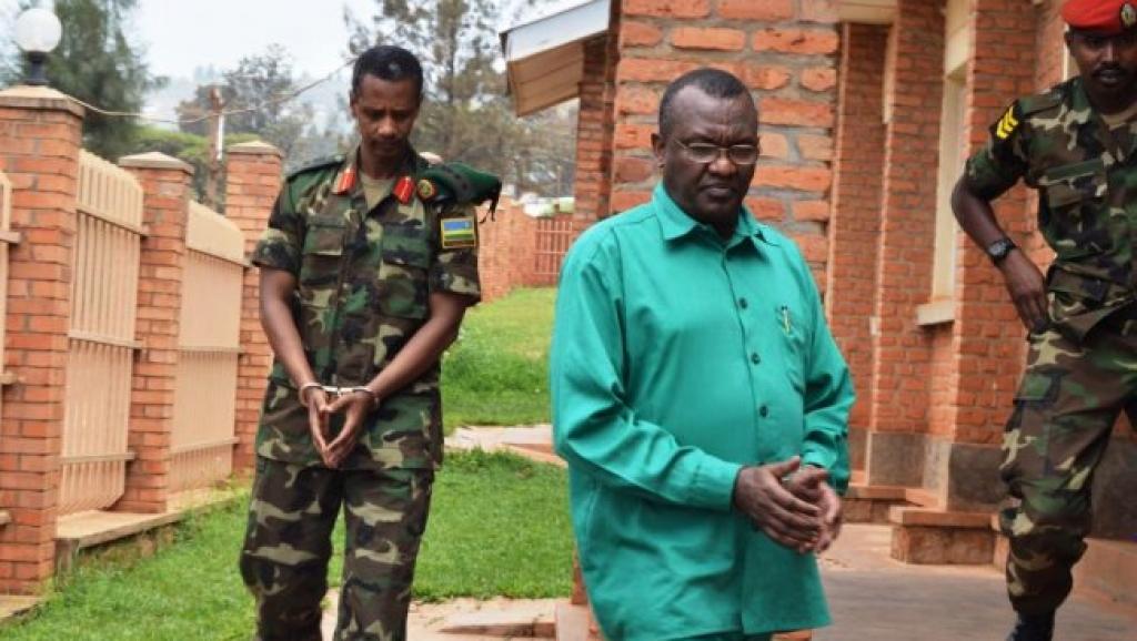 Le général Frank Rusagara (à droite) et le colonel Tom Byabagamba (à gauche). RFI/Bryson Bichwa