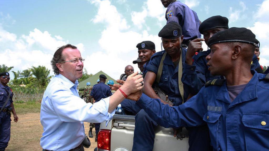 Le Chef de la Monusco, Martin Kobler félicite et encourage une patrouille de la police nationale congolaise à Eringeti au Nord Kivu. MONUSCO/Abel Kavanagh