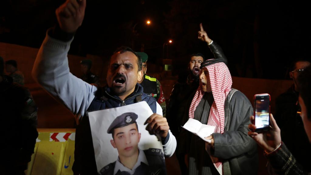 Des parents du pilote jordanien Maaz al-Kassasbeh, otage du groupe EI, manifestent devant le palais royal d'Amman, mercredi 28 janvier 2015. REUTERS/Muhammad Hamed