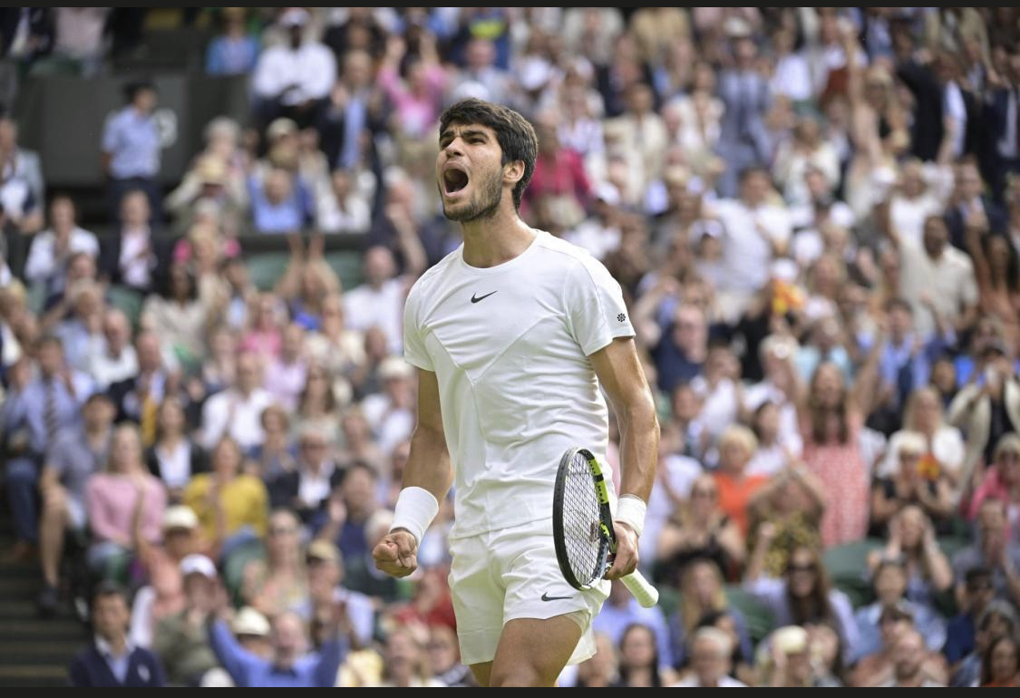 Carlos Alcaraz domine Novak Djokovic en cinq sets à Wimbledon et remporte un deuxième Grand Chelem