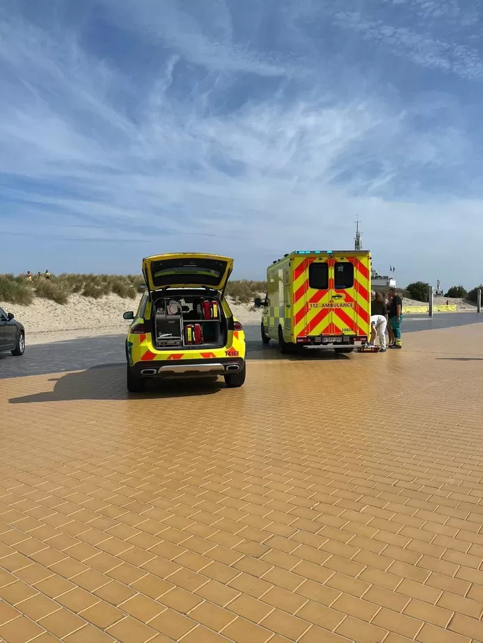 Un enfant extrait d'un puits sur la plage de Nieuport