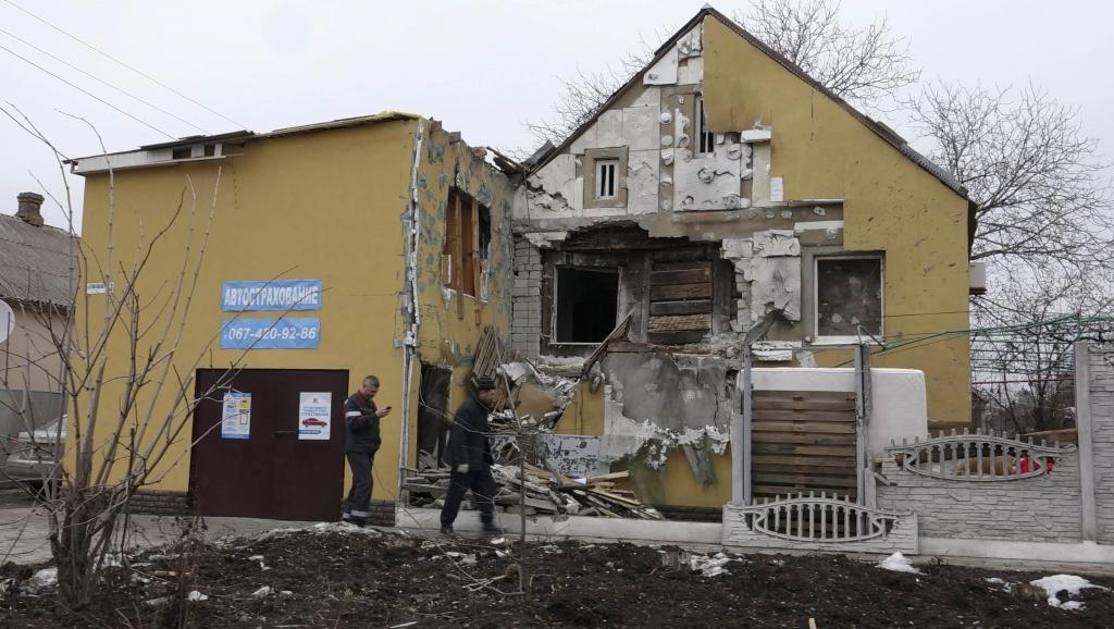 Une maison dévastée par les bombardements, à Marioupol, le 26 janvier 2015. REUTERS/Nikolai Ryabchenko