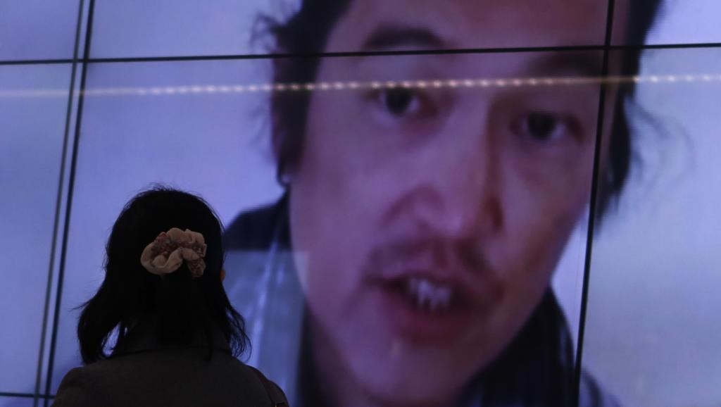 Dans une rue de Tokyo, sur un écran publique de télévision japonais, s'affiche le visage de l'otage Kenji Goto, le 1er février 2015. REUTERS/Yuya Shino