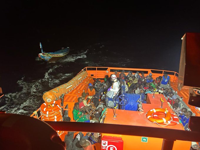 Îles Canaries: 83 personnes à bord d'une pirogue secourues et 2 corps sans vie découverts