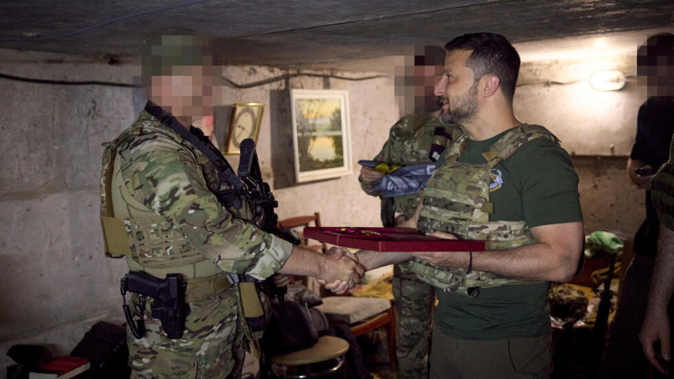 Ukraine: Volodymyr Zelensky à la rencontre des soldats engagés dans la contre-offensive à Bakhmout