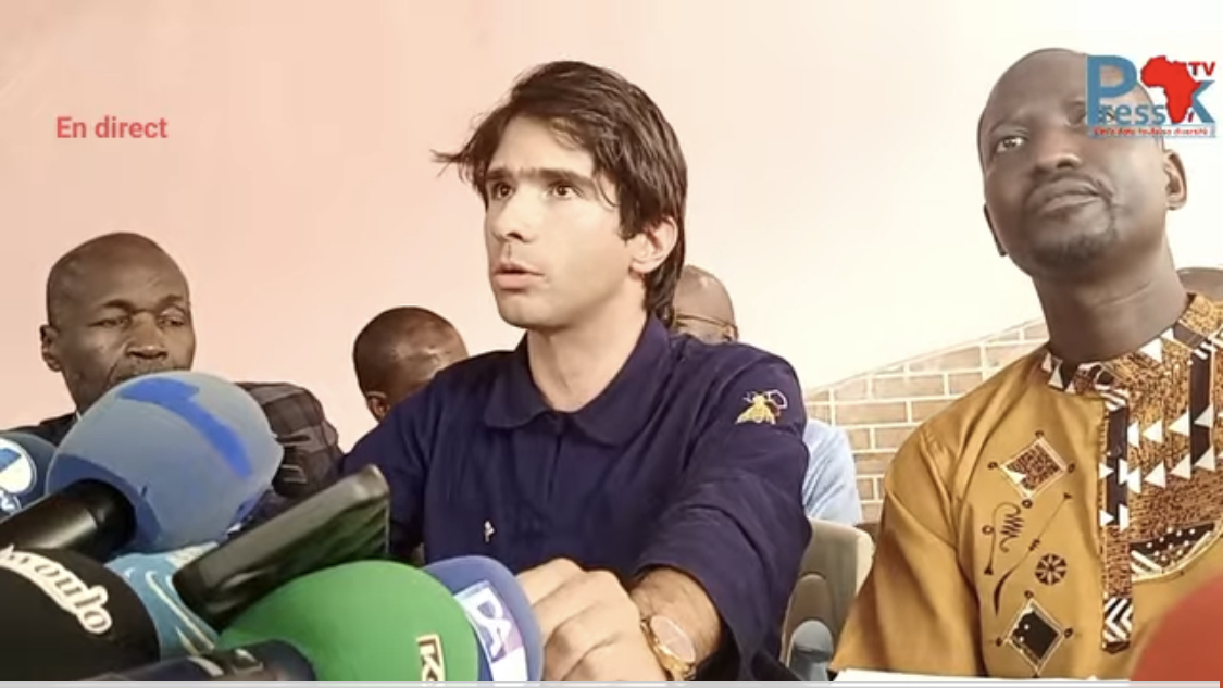 Dernière minute: Me Juan Branco se présente à la conférence de presse des avocats de Sonko à Dakar