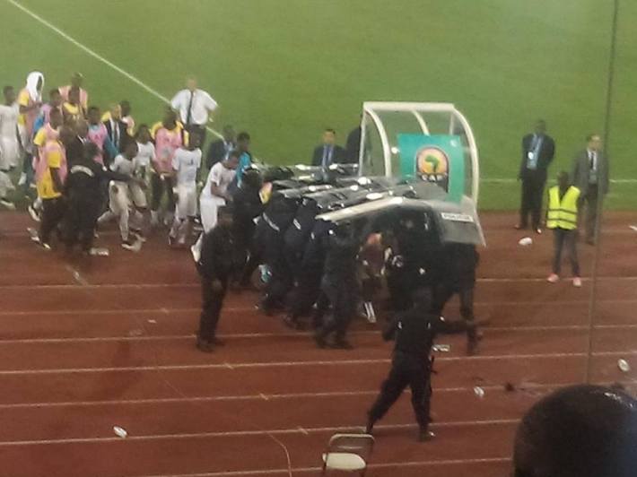 Can 2015 : le Ghana sous bonne escorte jusqu’aux vestiaires à la mi-temps