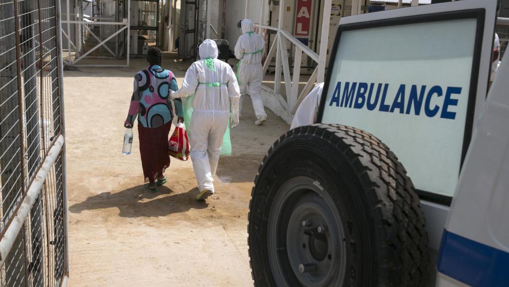 Un membre du personnel soignant accueille un malade d'Ebola dans le centre de traitement de Kerry Town, le 22 décembre 2014. REUTERS/Baz Ratner